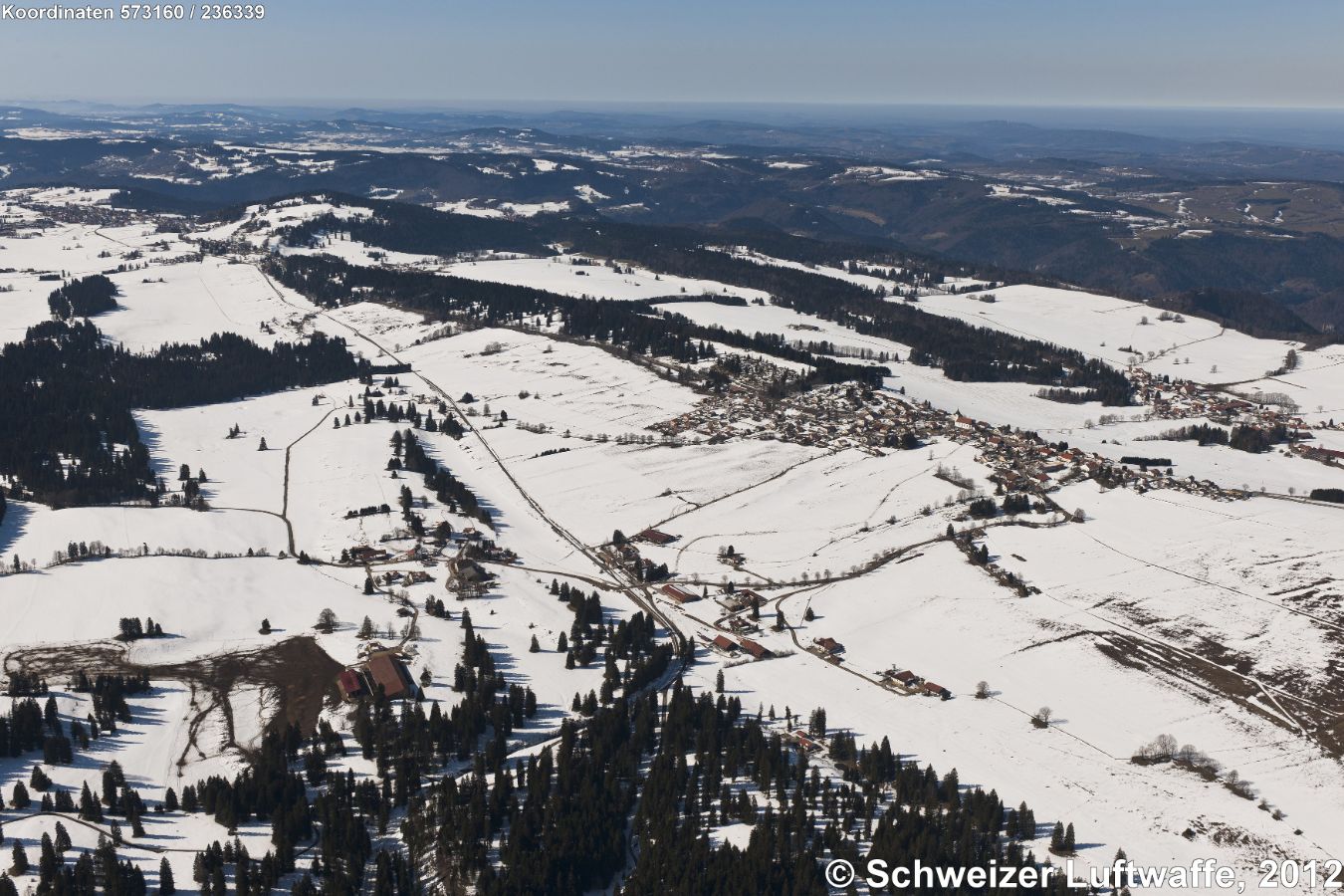 In der Bildmitte: Montfaucon (Position: 2'570'655.54, 1'236'776.79). Siedlung rechts: Les Enfers. Links oben am Bildrand: Saignelégier. Siedlung unten links der Strasse: Pré Petitjean.